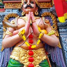 門の左側に立つ像も…、