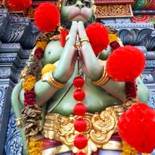 …右側に立つ像も、アニメのキャラのよう。と言ったら罰当たり。