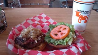 人気のホノルルバーガーへ