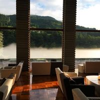 ロビーからの川霧。