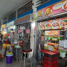 ここは中華系の食事を出すお店が大部分。