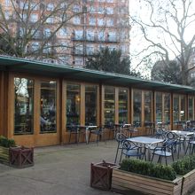 公園内にあるカフェ