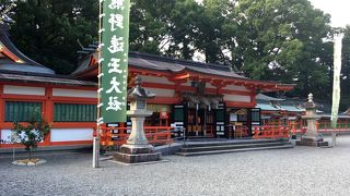 林に囲まれた静かで厳かな場所。