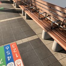 外にもベンチがあります