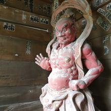 にらみを利かせる仁王様