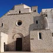 バーリから近いアドリア海に面した港町、十字軍の時代から栄えた街で旧ドゥオーモは白石灰岩の美しい姿
