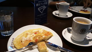 住宅展示場向かい側に出来た店。