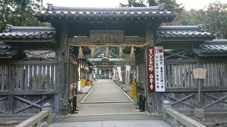 四国８８か所第８１番札所五色台の中腹にある寺、近くの展望台から眺めが良い