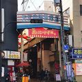 老舗の飲食店が軒を連ねる商店街