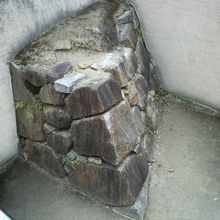 発掘された石垣が保存されている箇所もあります