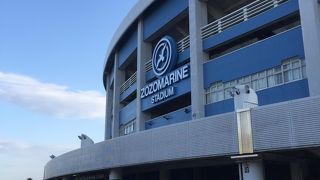 マリサポの迫力に圧倒！強烈な海風で試合に影響！？