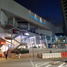 この支店が入っているパークウェイ・パレードの外観。