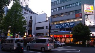 中央通りと晩翠通りの間は、商店や飲食店も多い