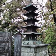 参道左手の五重塔