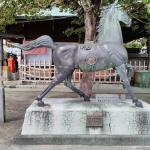 本殿周辺　馬の銅像