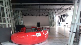 全面ガラス張りのモダンなデザインがたいへんきれい