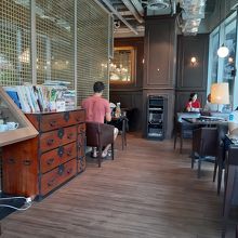 落ち着いた雰囲気の店内。出来れば窓側の席へどうぞ。