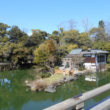 九条池に浮かぶ厳島神社