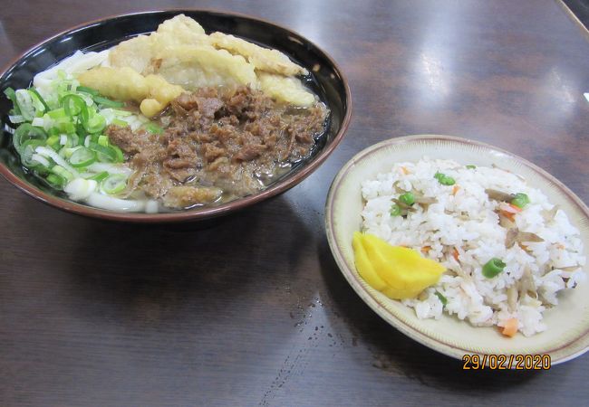 肉ごぼう天うどんとまぜめしがおススメです。