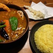 アジアンテイストな店内で味わうスープカレー 