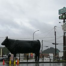 駐車場の牛のオブジェ