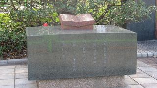 創立百年を記念して建てた重量感のある石碑があります