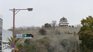 観光には時間の余裕をもって☆高い石垣の上にあります