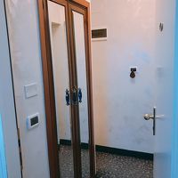 部屋の扉を開けてルームキーを壁にさす