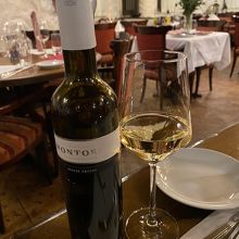 店内と赤ワイン