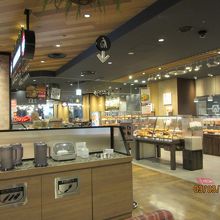 フードコートの内観
