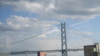 しばらくの間車窓から明石海峡大橋を眺めることができました