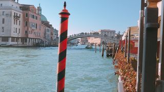 イタリア　ベネチアの運河にかかる「スカルツィ橋」