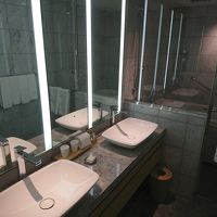 スイートのバスルーム