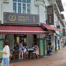 …元からある11号店は同じ並びで、数mしか離れていません。