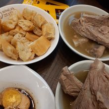 メインとなる肉骨茶のほか、油条（本文参照）や煮卵、それに…、