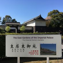 ここを進むと荷物チェック