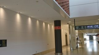 国際線ロビーはガラガラです