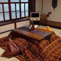 こたつとレトロなテレビのある部屋