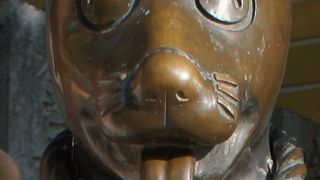 かわいい犬の像