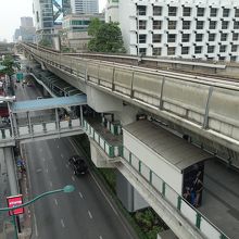 チットロム駅より見た通り