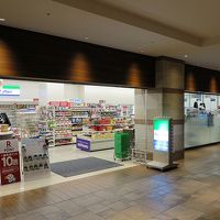 アサインされたウイング棟に向かう通路には大きめのファミマ