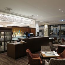 中庭を望む大きなガラス窓のある店内