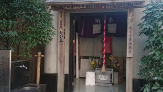 超高層ビルに隣接する小さなお堂