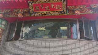 裏通りに建つ派手な寺院