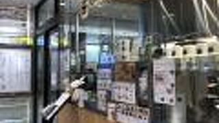 入ってすぐです。