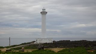 周辺は公園として整備されています （残波岬）