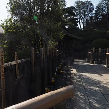 忠臣蔵でおなじみの赤穂浪士四十七士の墓は泉岳寺の浅野内匠頭のお墓の横にありました By ぬいぬい 四十七士墓所のクチコミ フォートラベル