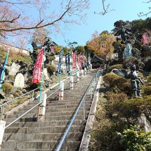 半蔵坊に上る階段には烏天狗