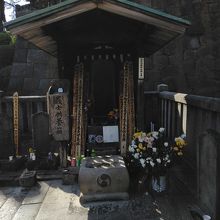 忠臣蔵でおなじみの赤穂浪士四十七士の墓は泉岳寺の浅野内匠頭のお墓の横にありました By ぬいぬい 四十七士墓所のクチコミ フォートラベル