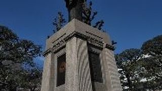 忠臣蔵のヒーロー　大石内蔵助像が泉岳寺の中門の横にあります